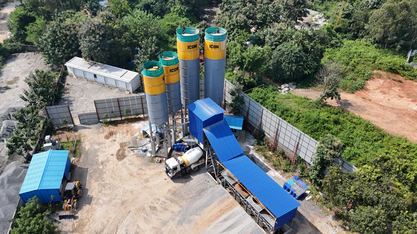 ICON RMC plant — ICON cement silos and conveyor